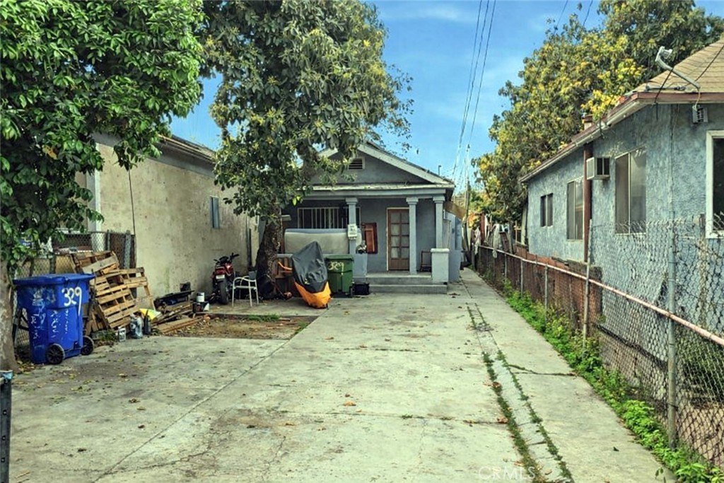2 bed, 1 bath in Los Angeles - Photo 2
