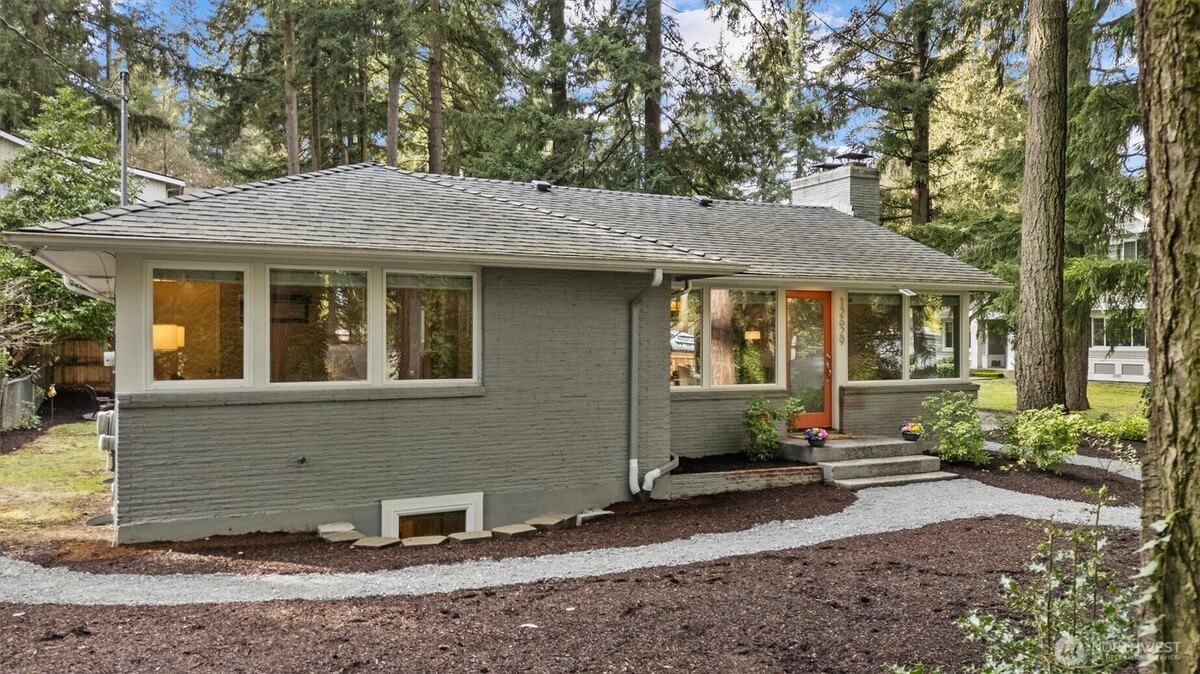 4 bed, 2 bath in Seattle - Photo 2