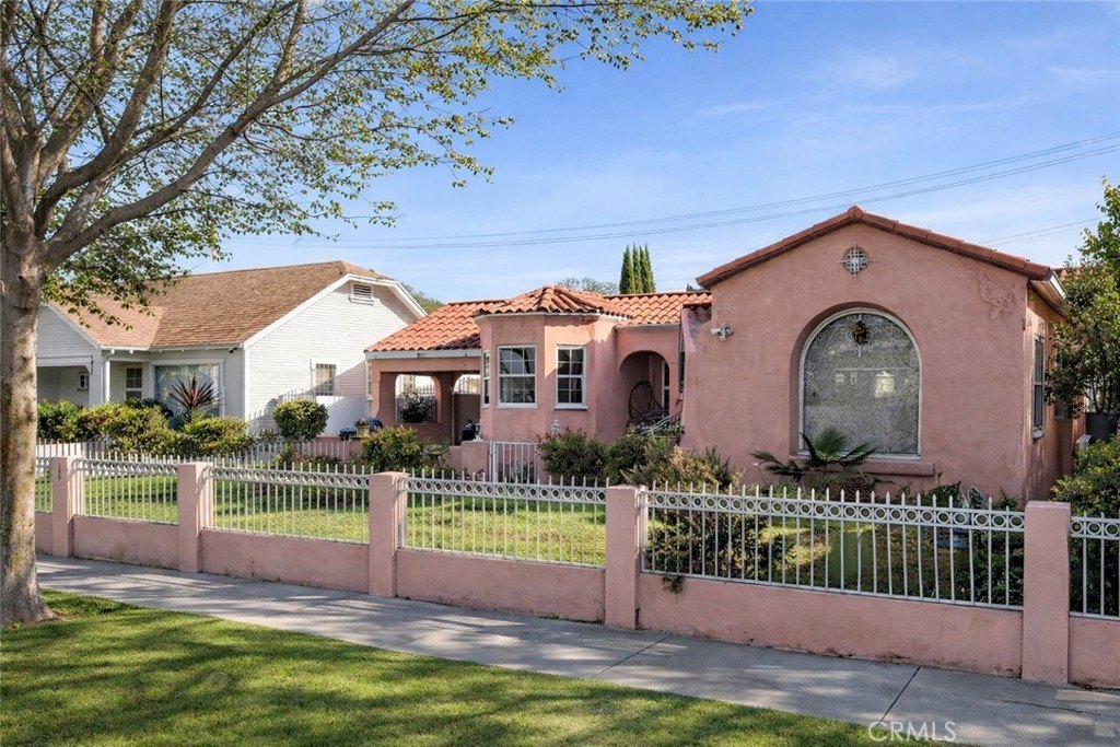 3 bed, 2 bath in Los Angeles - Photo 2