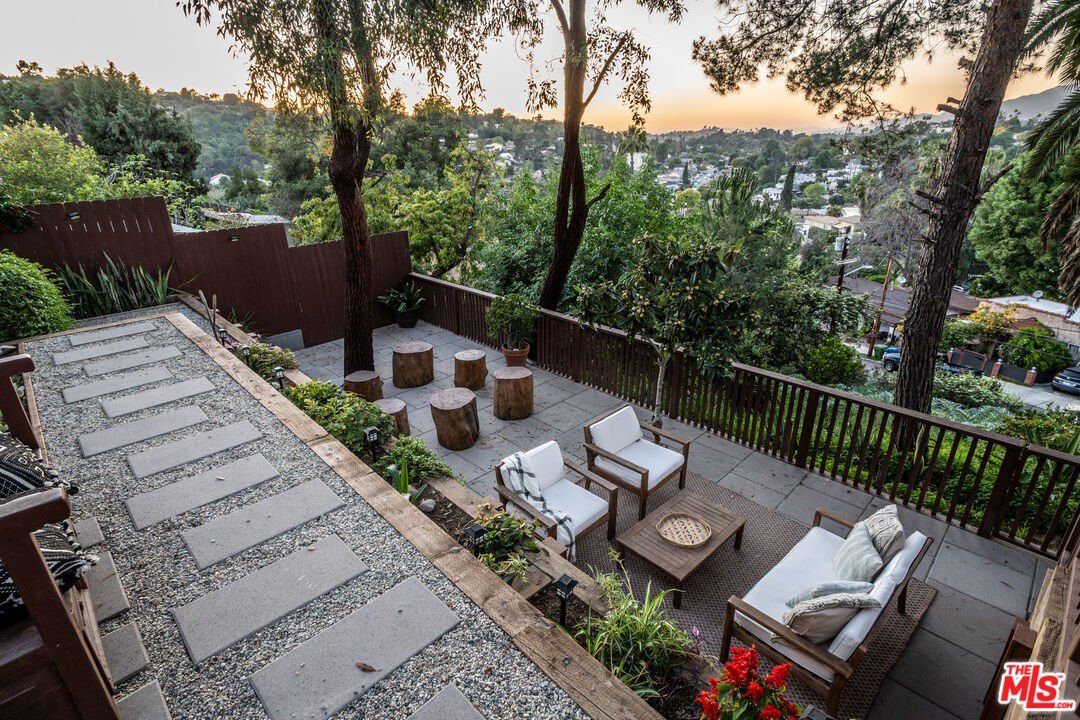 4 bed, 3 bath in Los Angeles - Photo 2