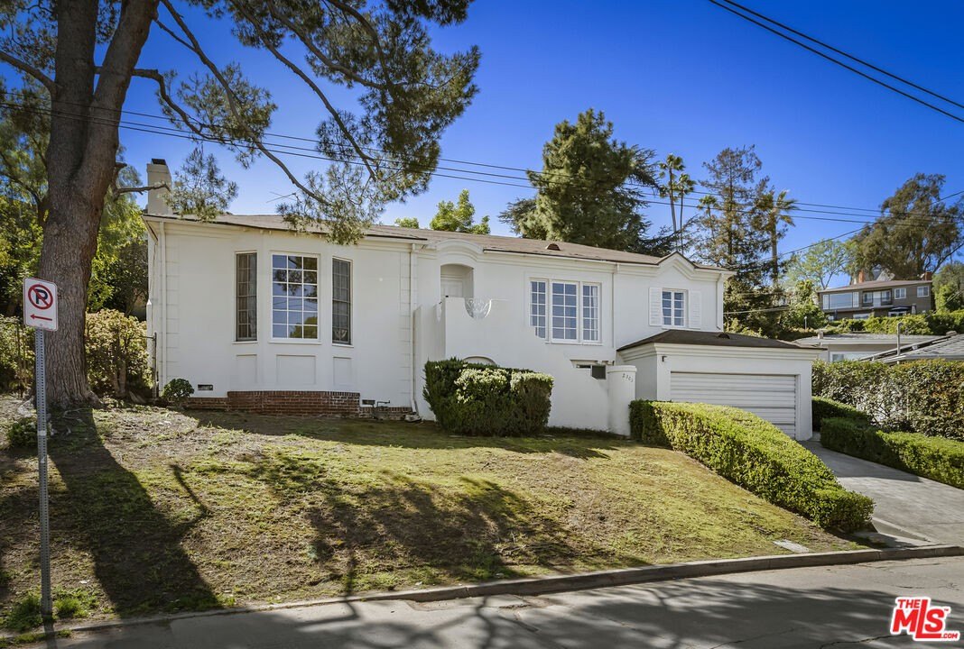 3 bed, 2 bath in Los Angeles - Photo 2