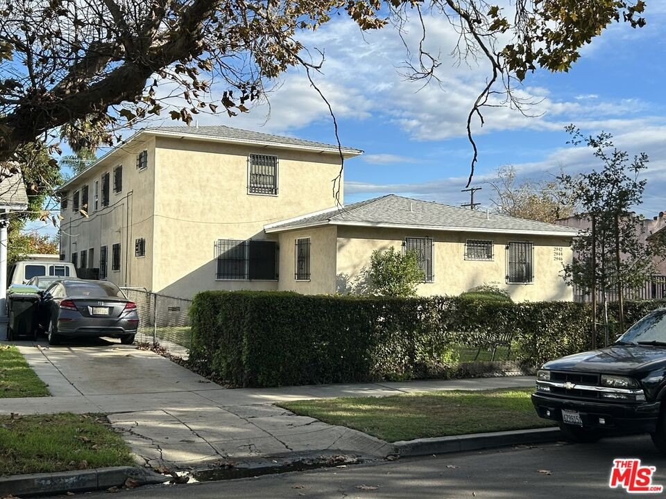 8 bed, 6 bath in Los Angeles