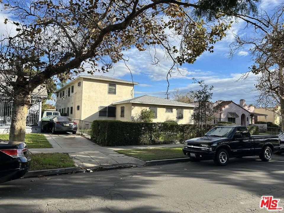 8 bed, 6 bath in Los Angeles - Photo 2