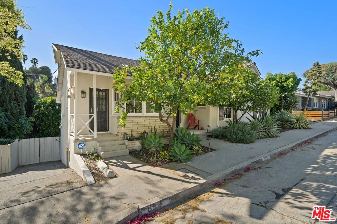 3 bed, 2 bath in Los Angeles - Photo 2