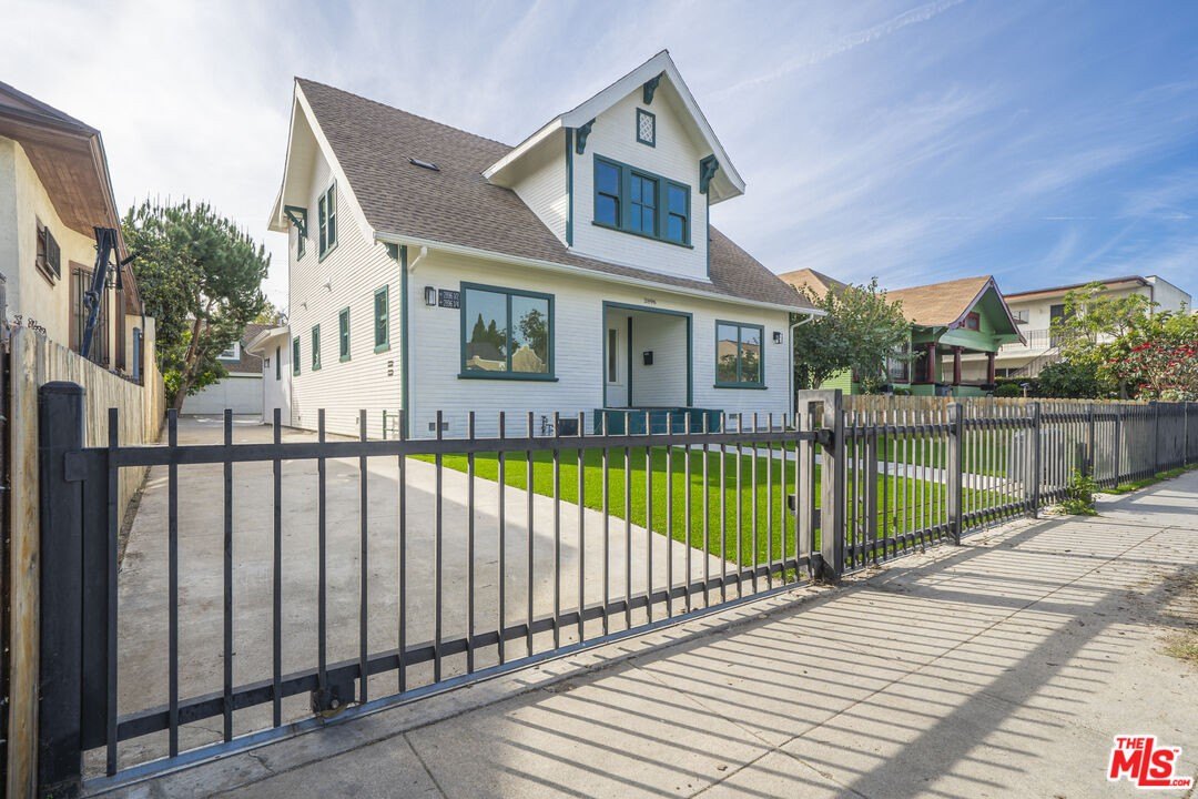 8 bed, 9 bath in Los Angeles - Photo 2