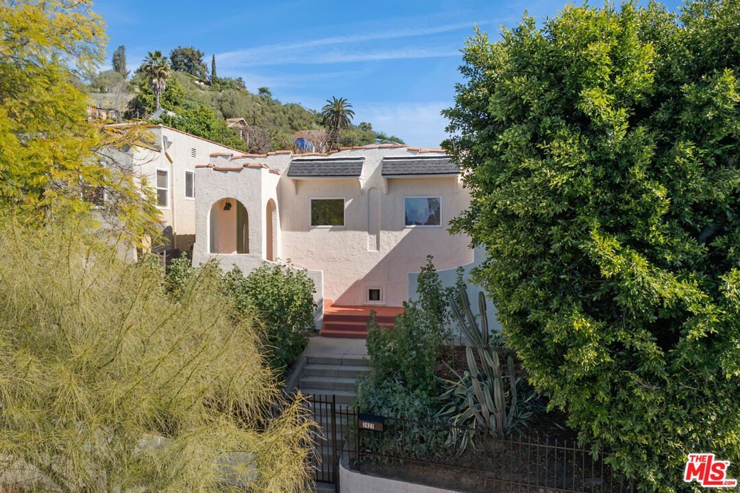 2 bed, 4 bath in Los Angeles
