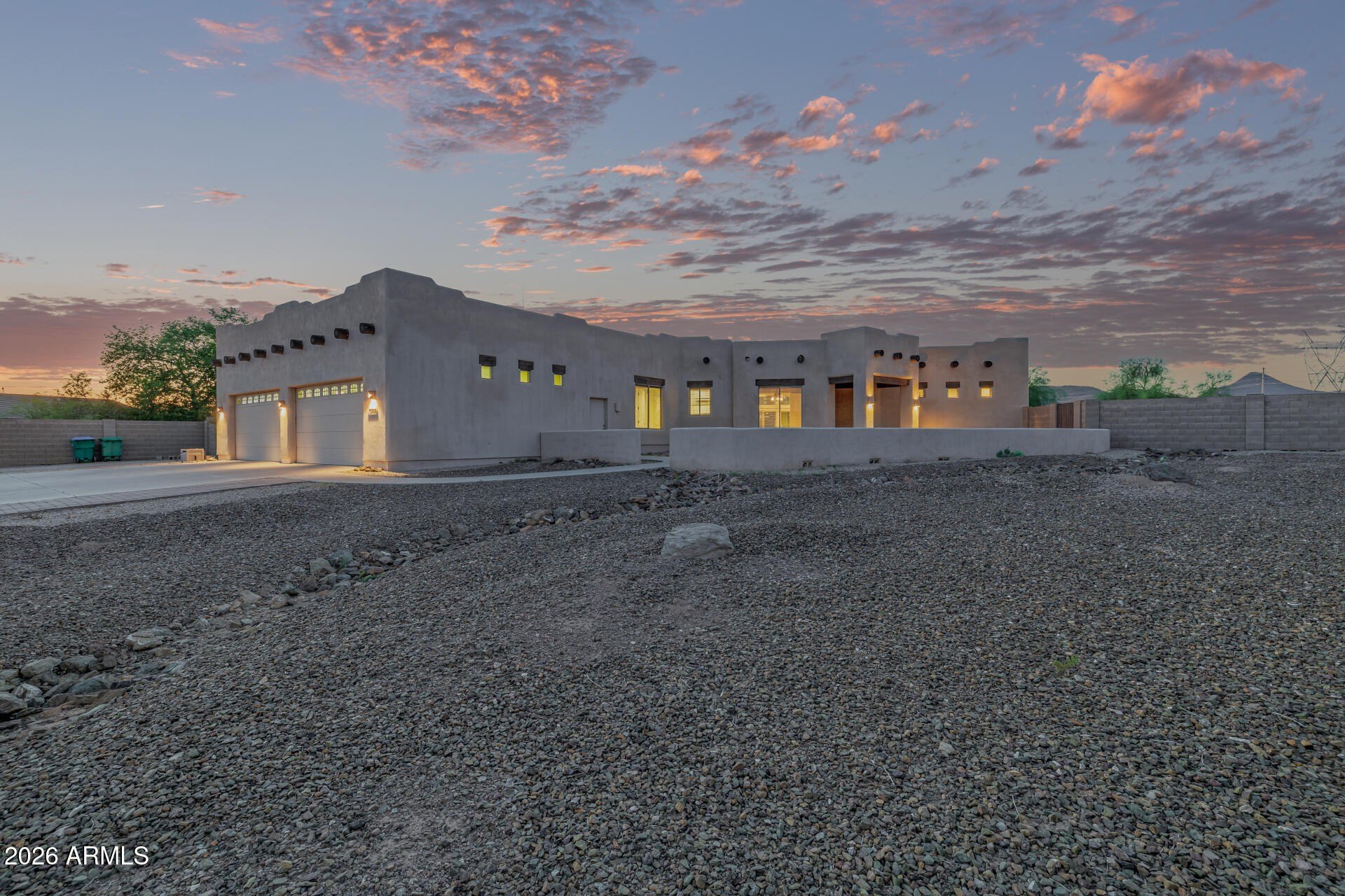 4 bed, 2 bath in Phoenix - Photo 2