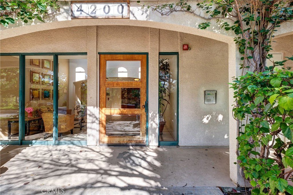 1 bed, 1 bath in Los Angeles - Photo 2