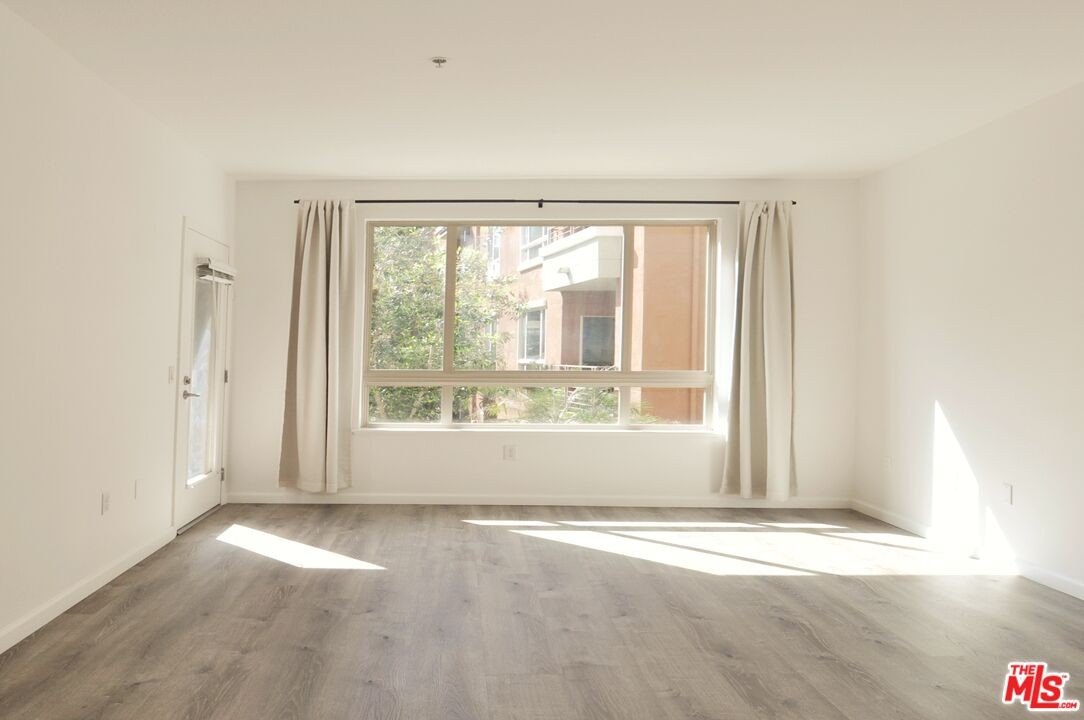 1 bed, 1 bath in Los Angeles - Photo 2