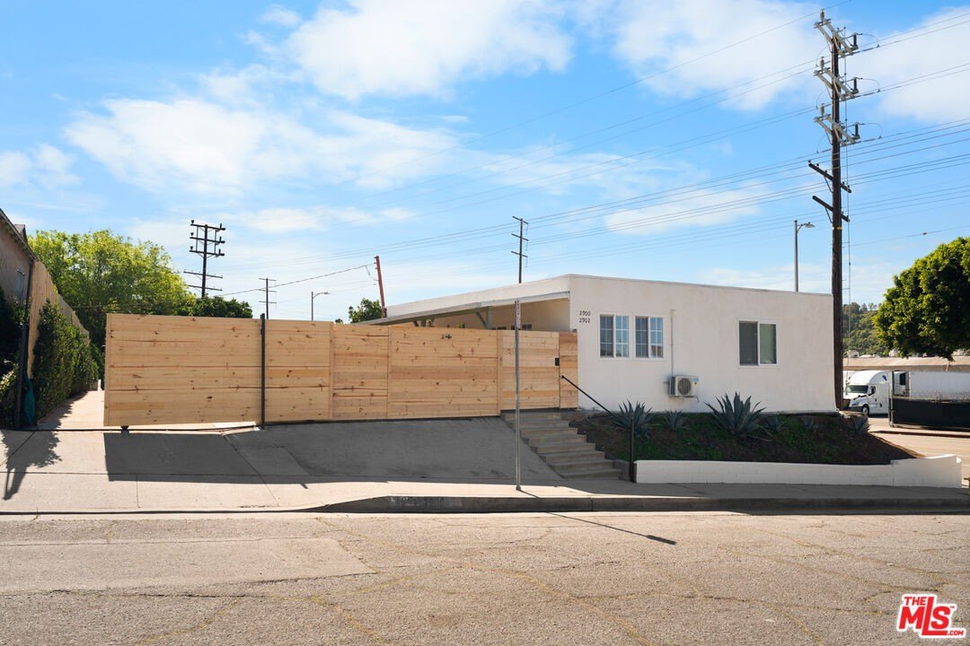 4 bed, 2 bath in Los Angeles