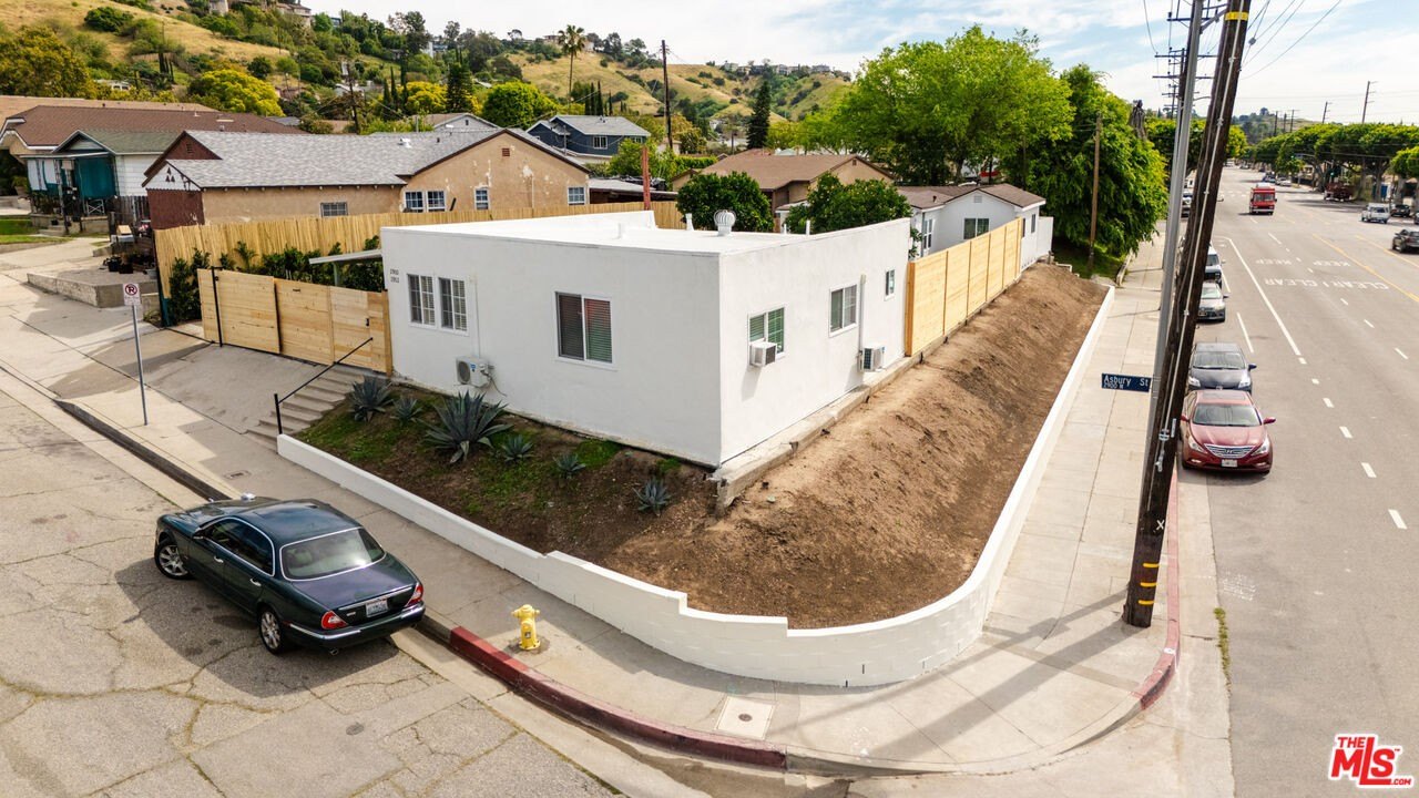 4 bed, 2 bath in Los Angeles - Photo 2