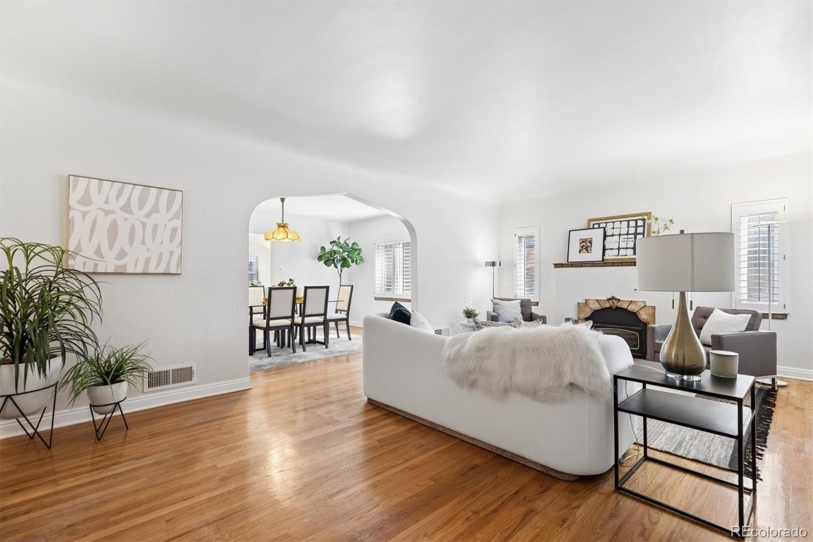 4 bed, 2 bath in Denver - Photo 2