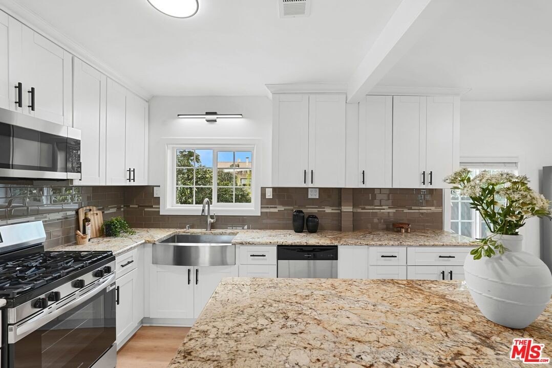 5 bed, 3 bath in Los Angeles - Photo 2