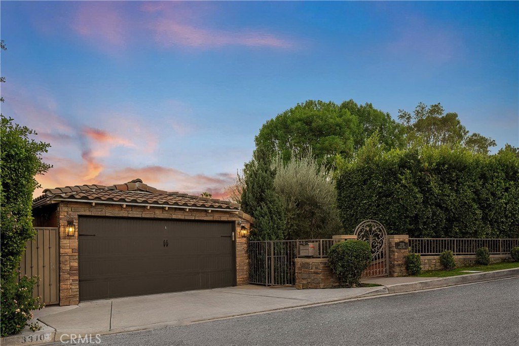 4 bed, 3 bath in Los Angeles - Photo 2