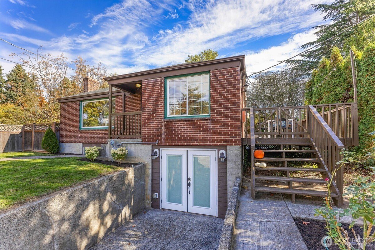 4 bed, 2 bath in Seattle