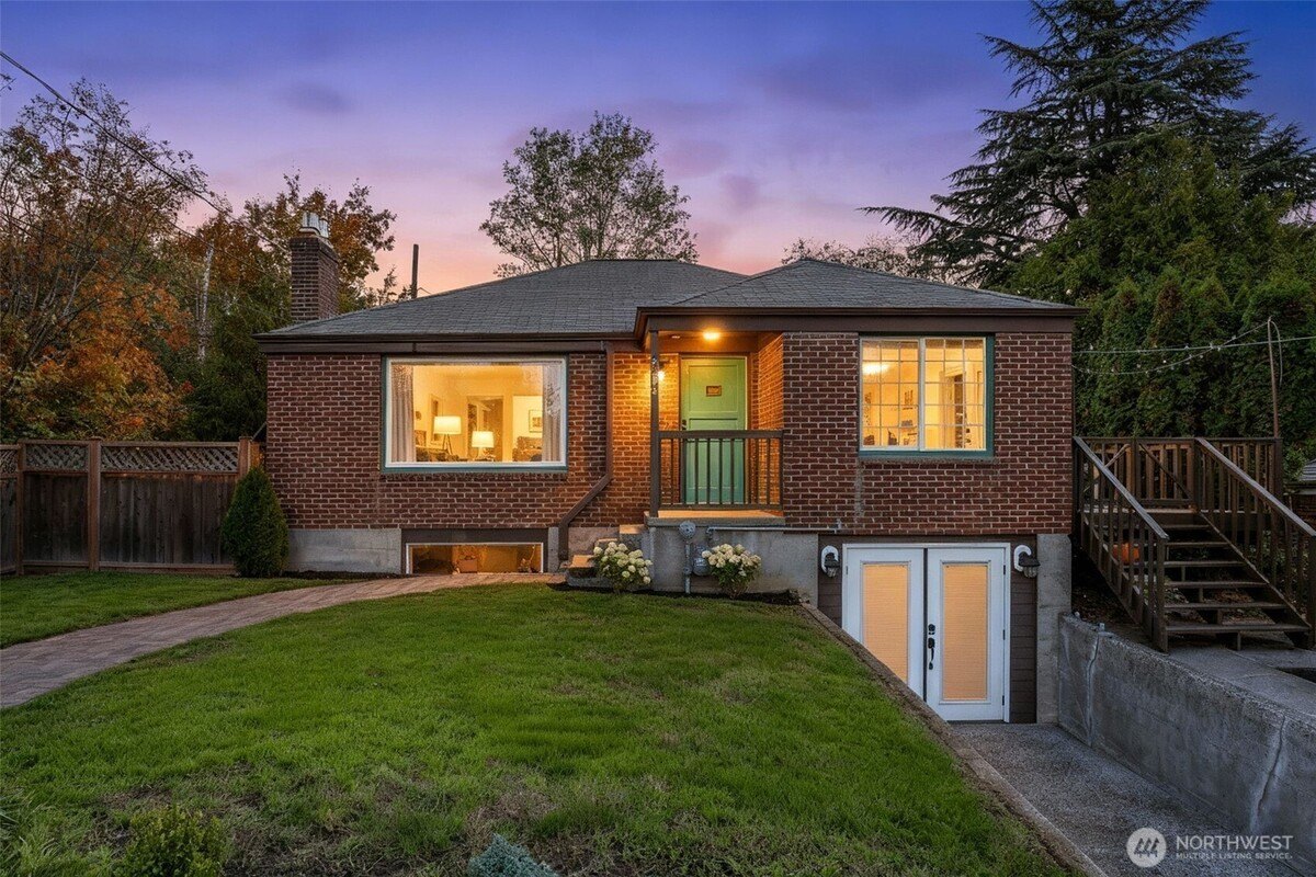 4 bed, 2 bath in Seattle - Photo 2