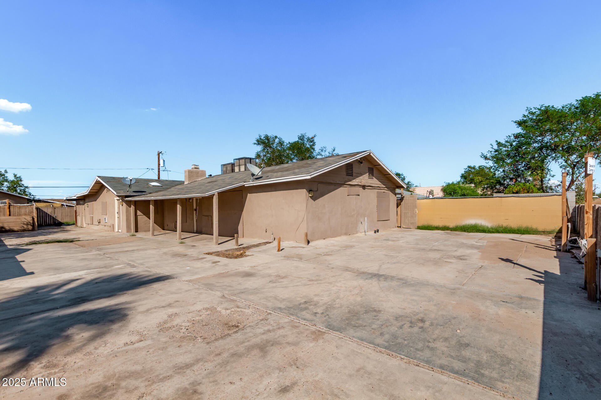 6 bed, 3 bath in Phoenix - Photo 2