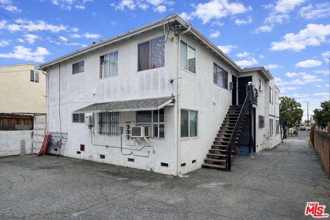 10 bed, 7 bath in Los Angeles