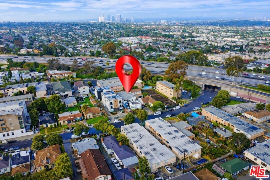 10 bed, 7 bath in Los Angeles - Photo 2