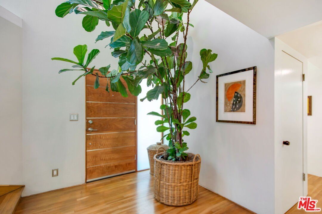 2 bed, 2 bath in Los Angeles - Photo 2