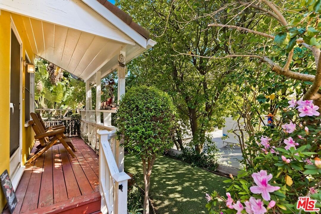 1 bed, 1 bath in Los Angeles - Photo 2
