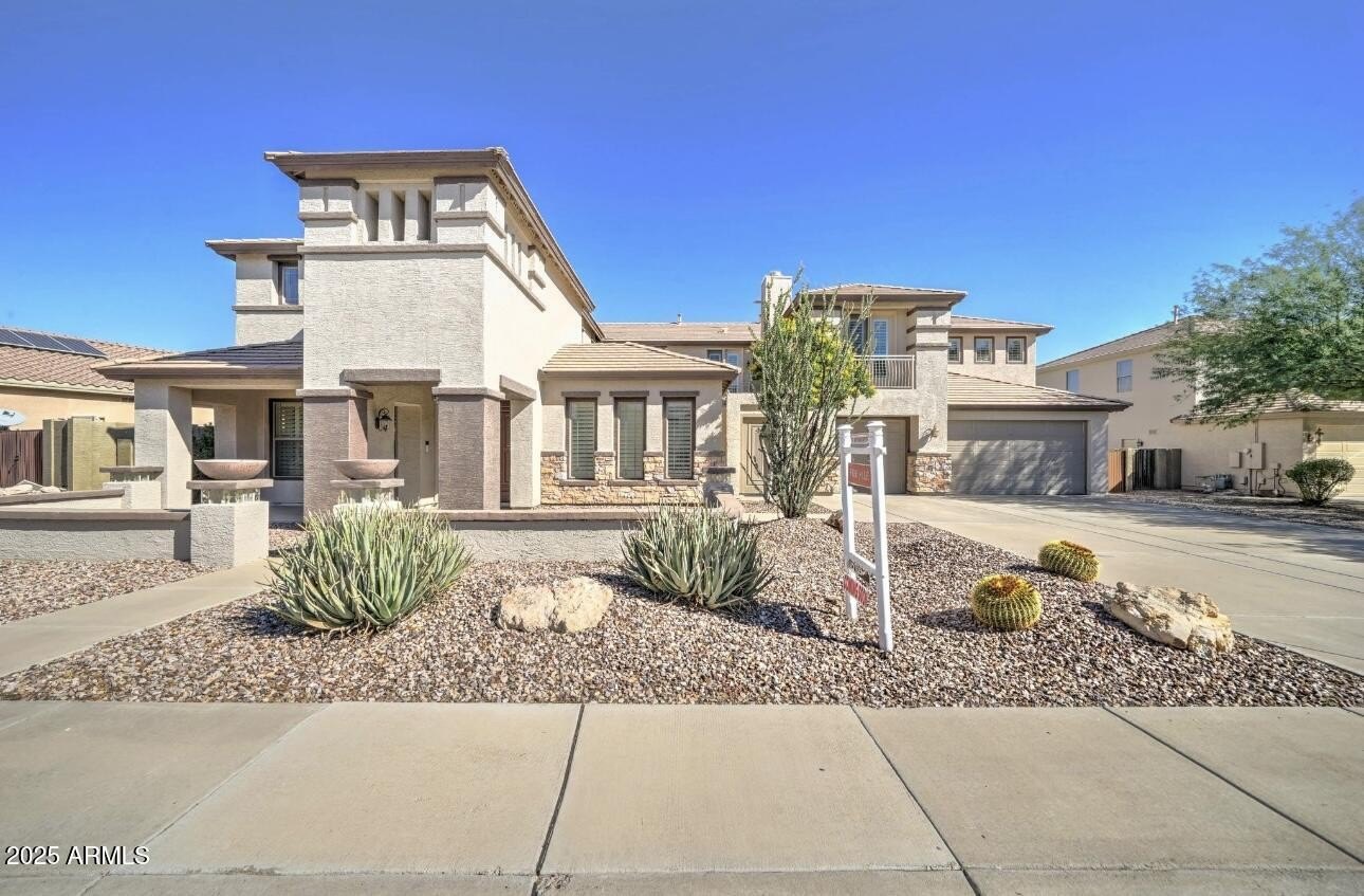 5 bed, 4.5 bath in Phoenix