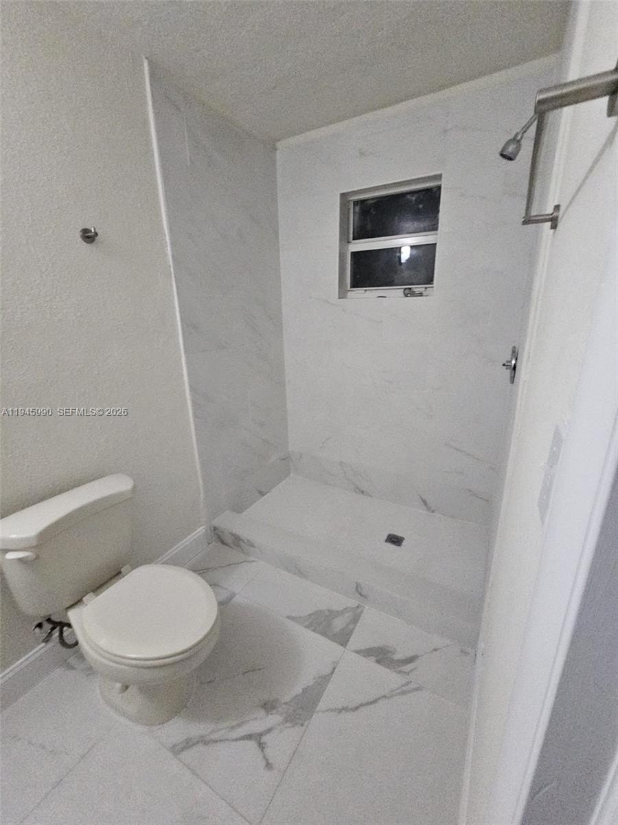 5 bed, 2 bath in Miami - Photo 2