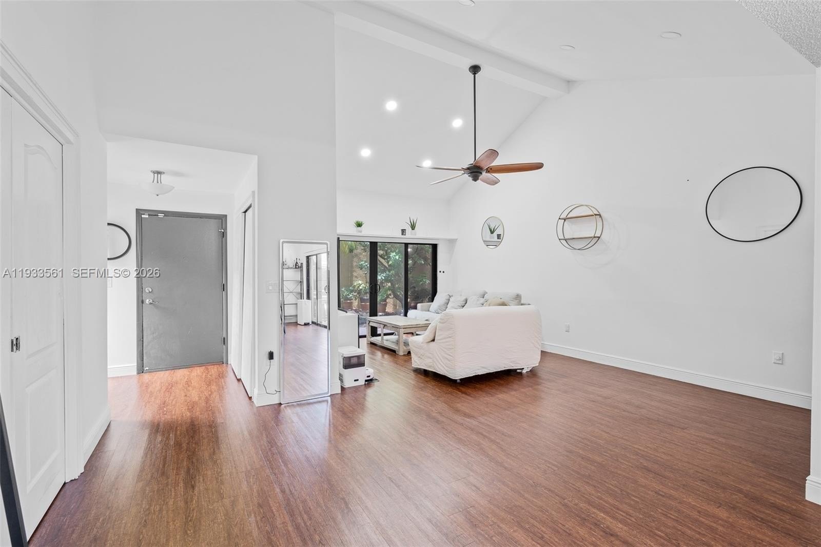 3 bed, 2 bath in Miami - Photo 2