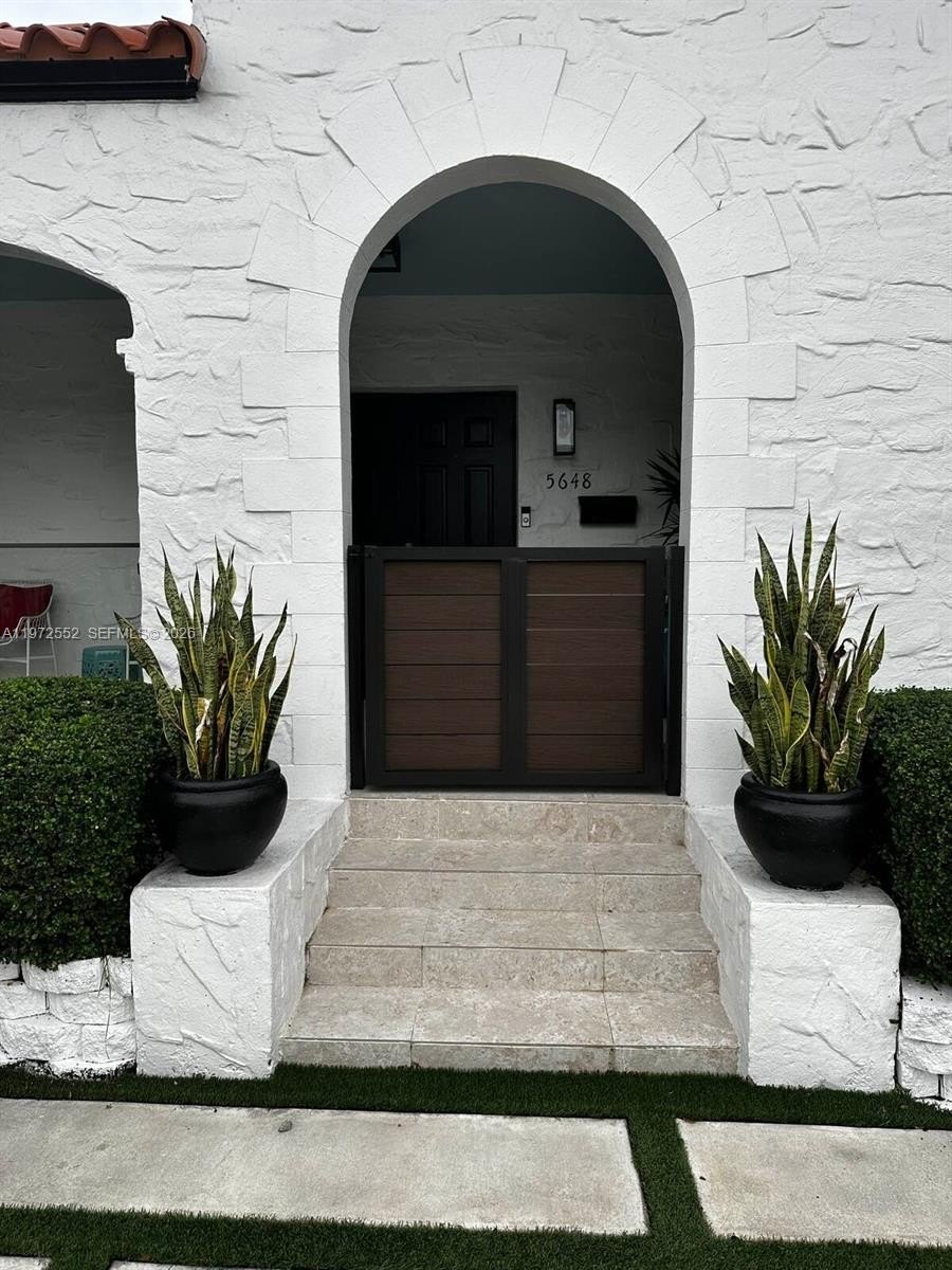 3 bed, 2 bath in Miami - Photo 2