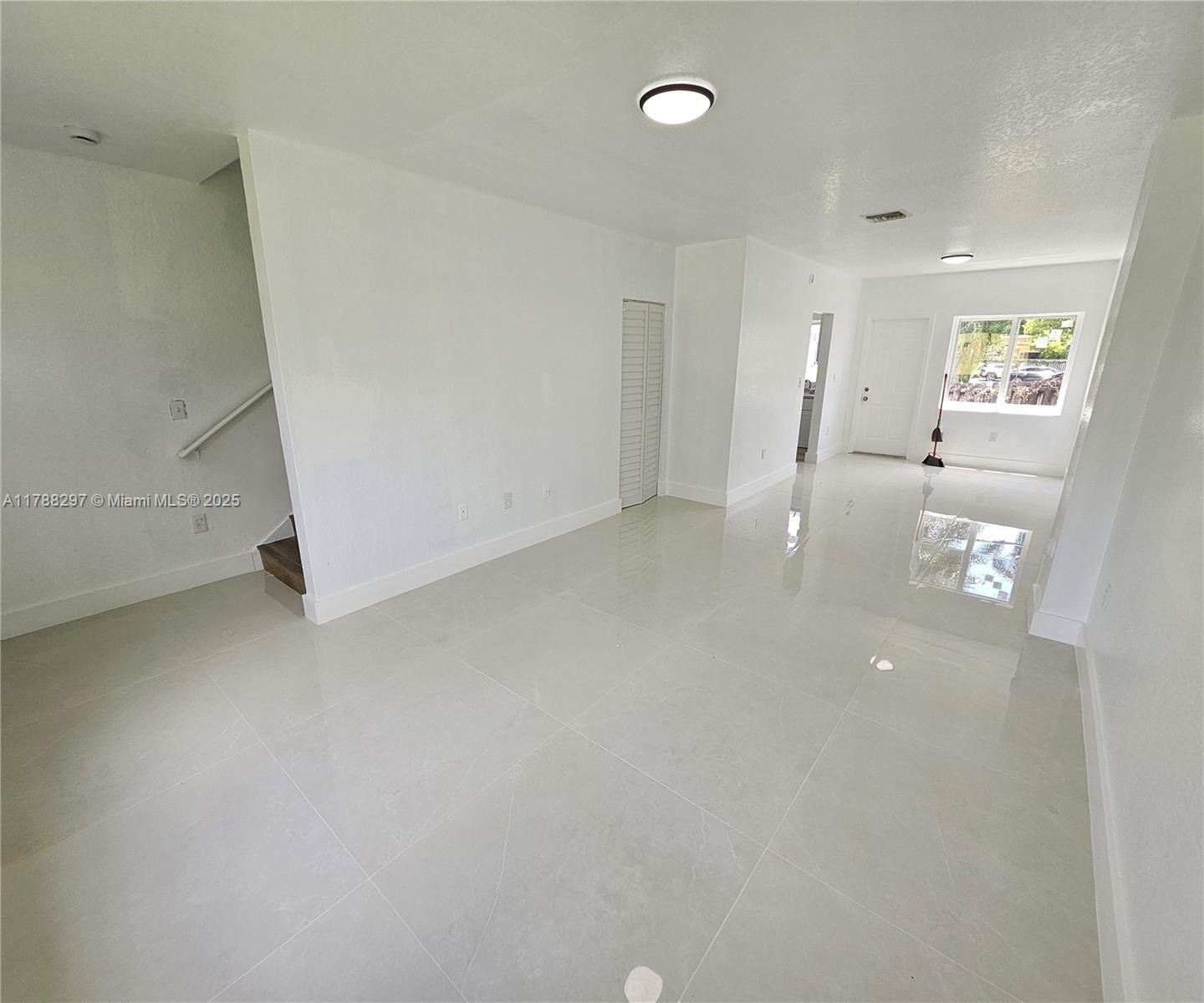 3 bed, 2 bath in Miami - Photo 2