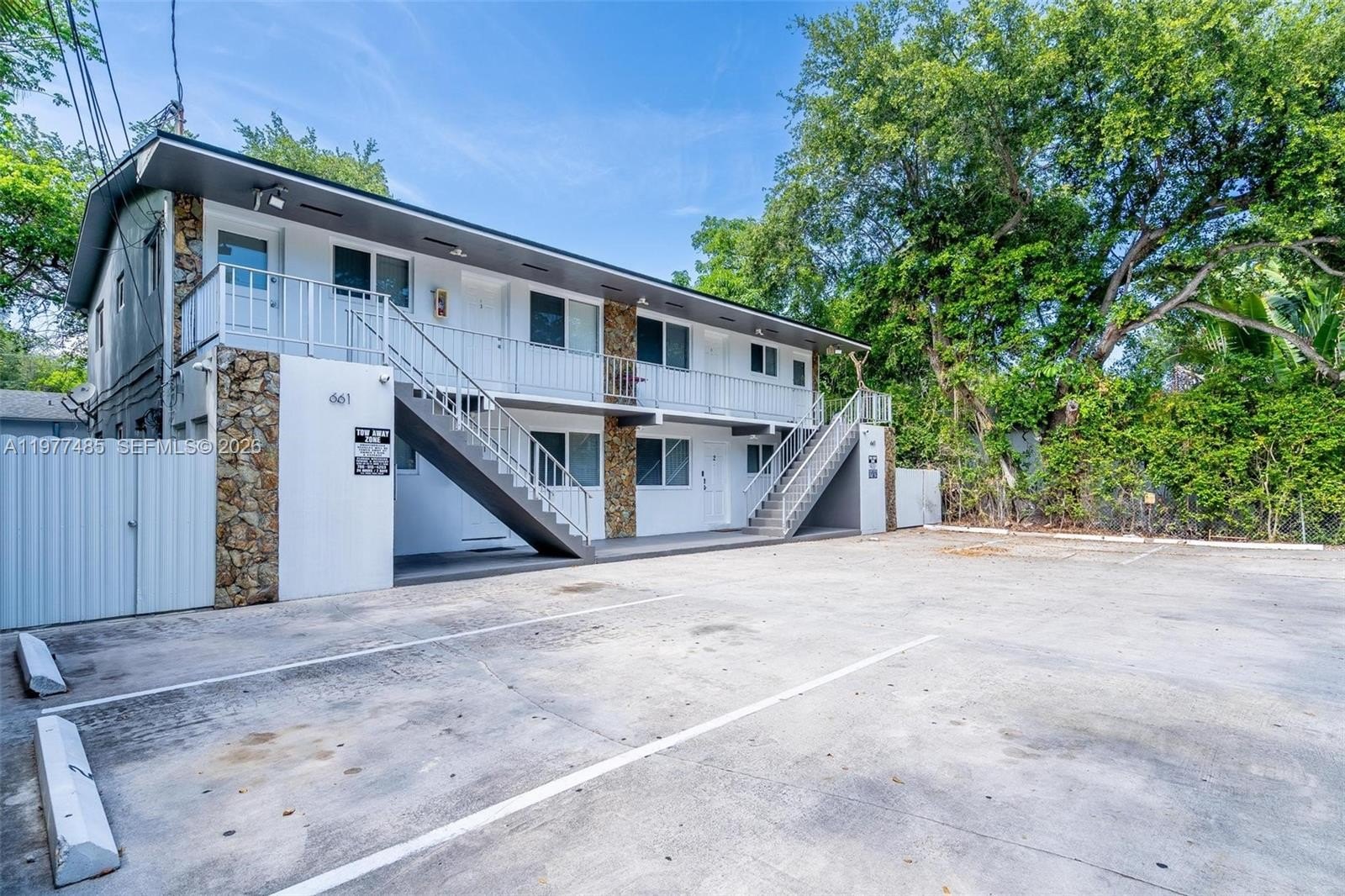 8 bed, 4 bath in Miami - Photo 2