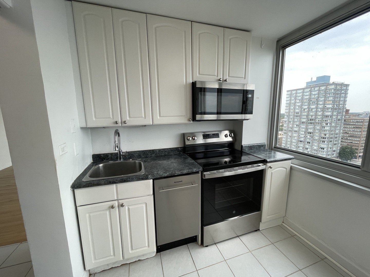 2 bed, 2 bath in Chicago - Photo 2