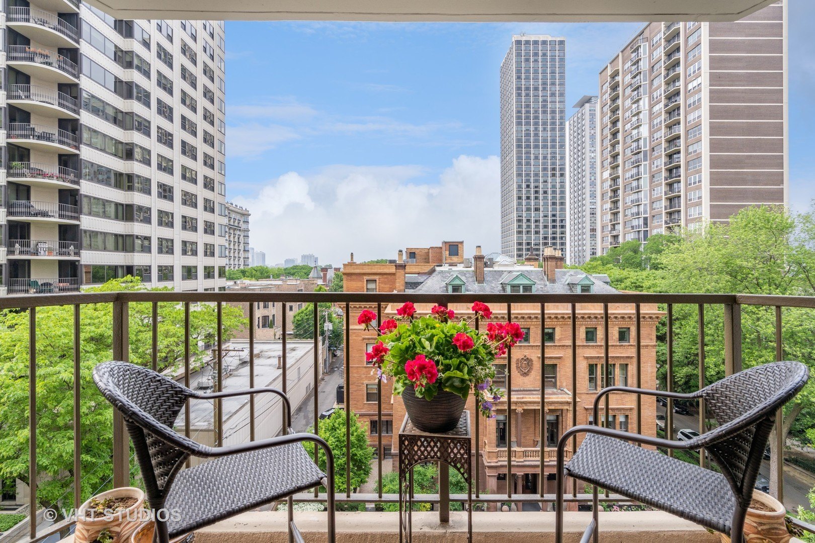 2 bed, 2 bath in Chicago - Photo 2