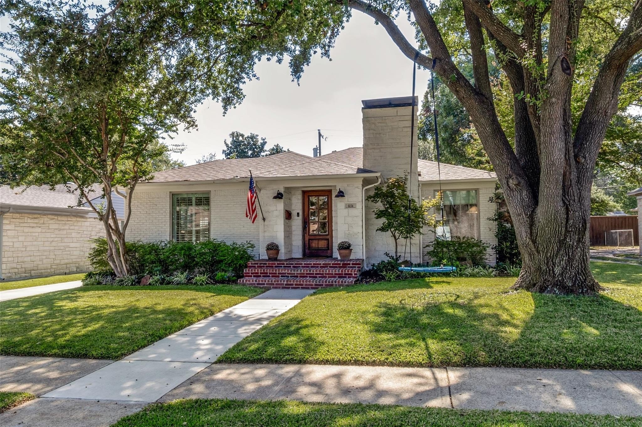 3 bed, 2 bath in Dallas - Photo 2