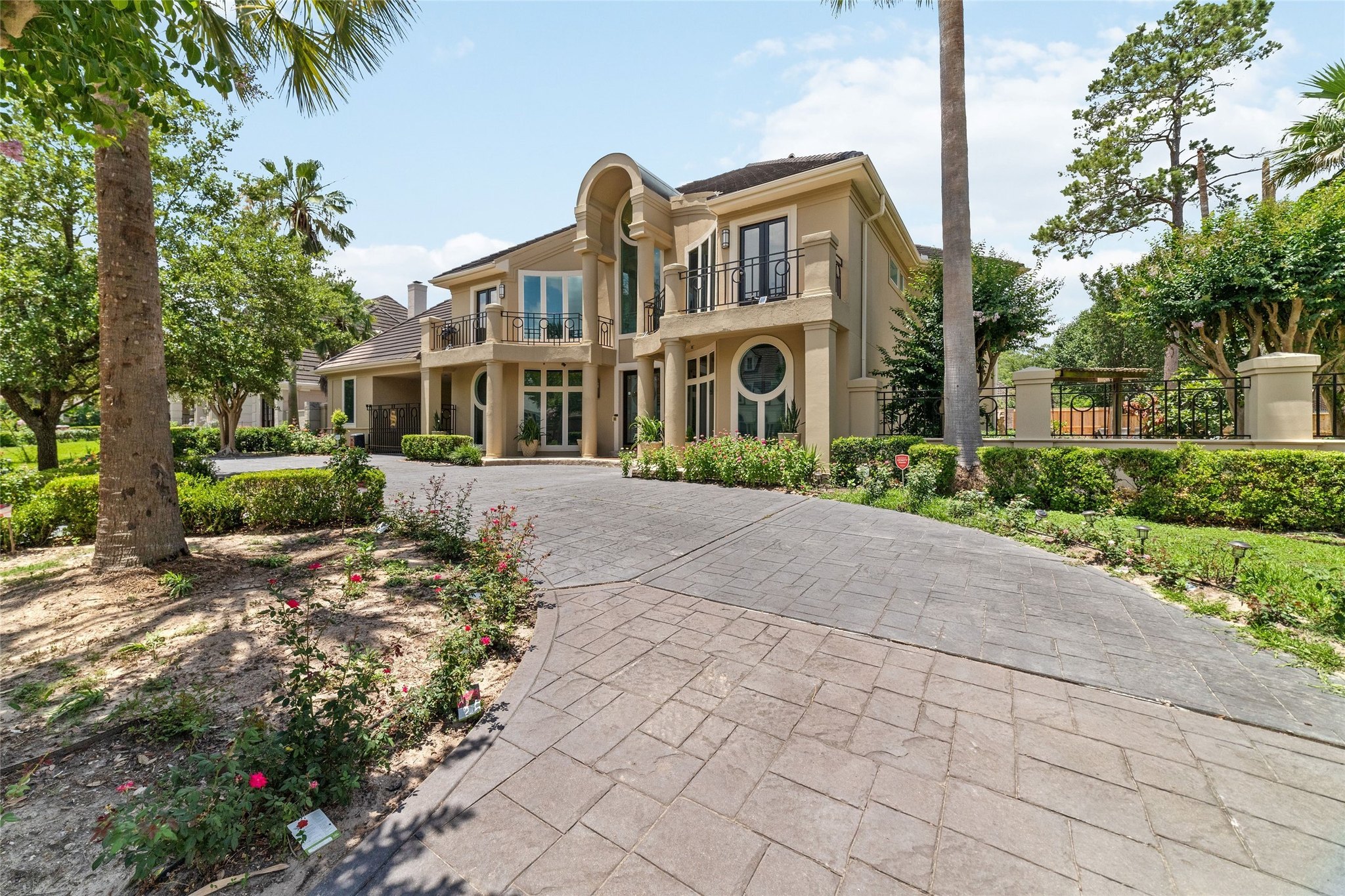 5 bed, 5.5 bath in Houston