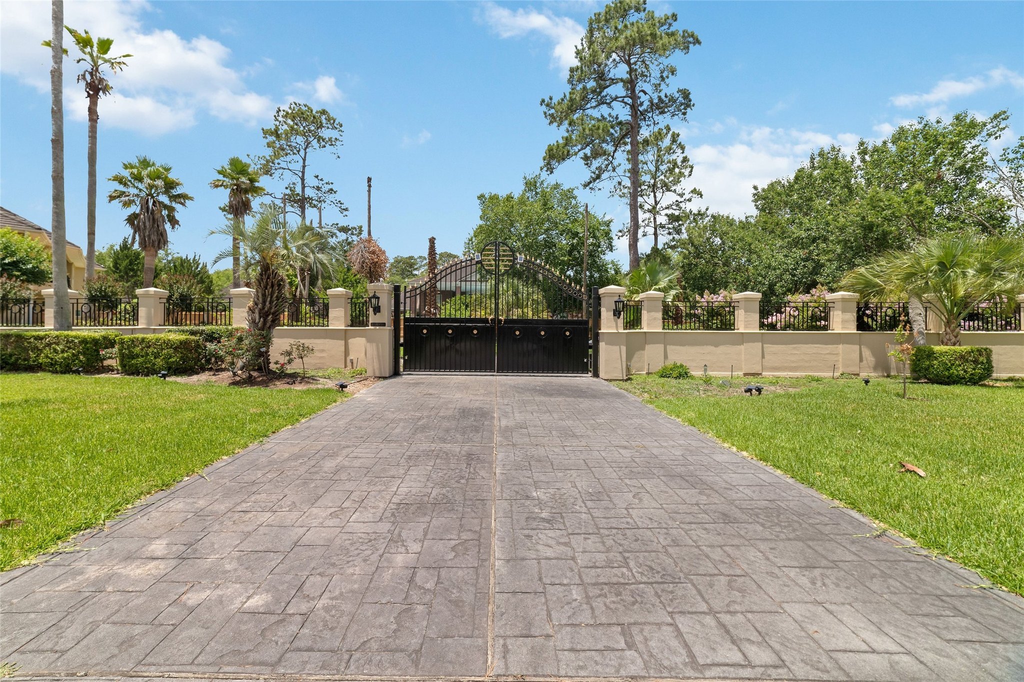 5 bed, 5.5 bath in Houston - Photo 2