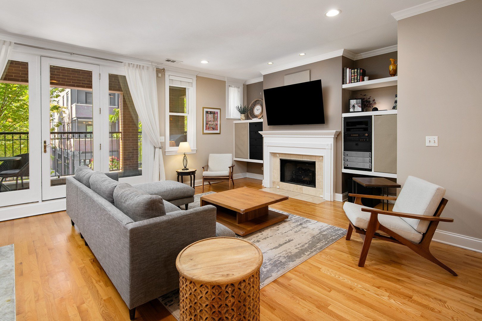 3 bed, 2 bath in Chicago - Photo 2