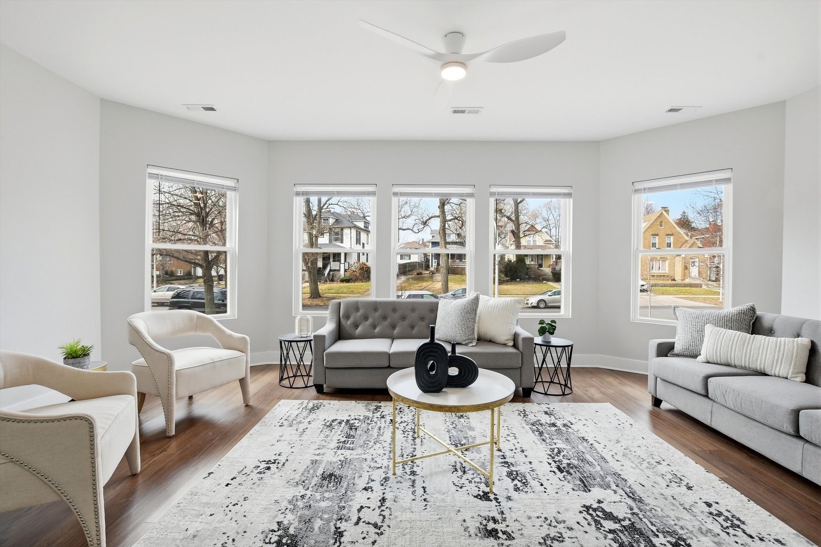 3 bed, 2 bath in Chicago - Photo 2