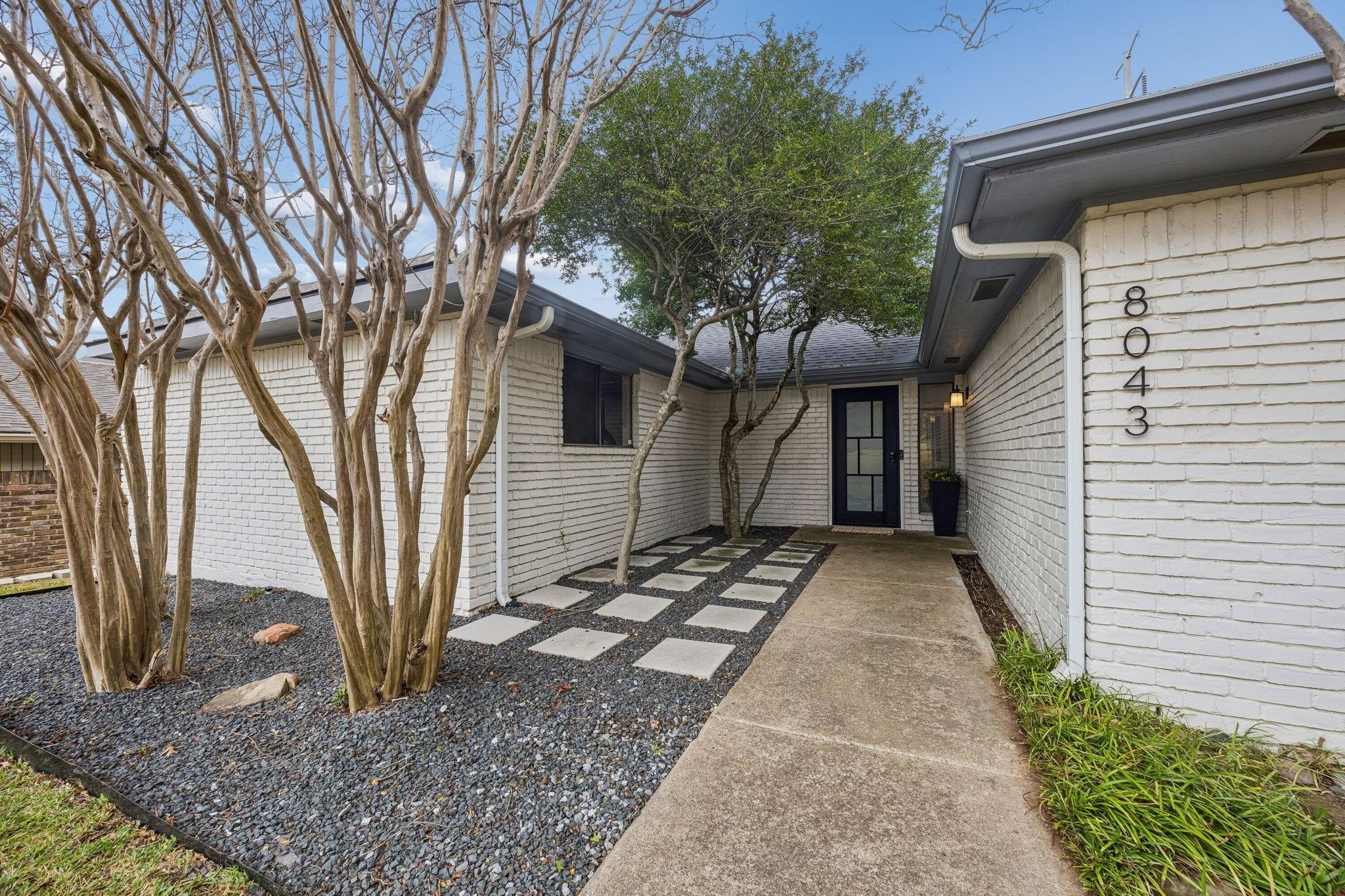 4 bed, 2 bath in Dallas - Photo 2