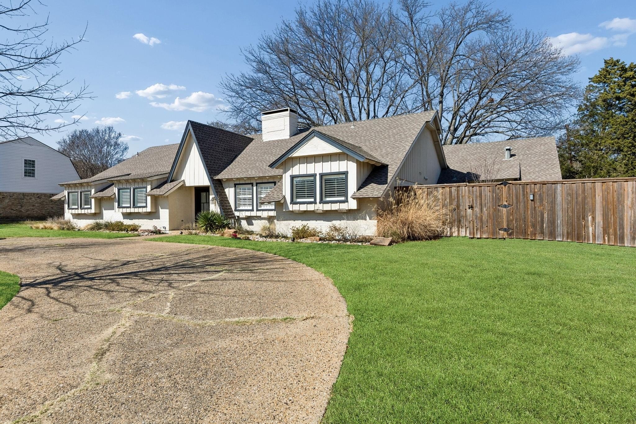 5 bed, 2 bath in Dallas - Photo 2