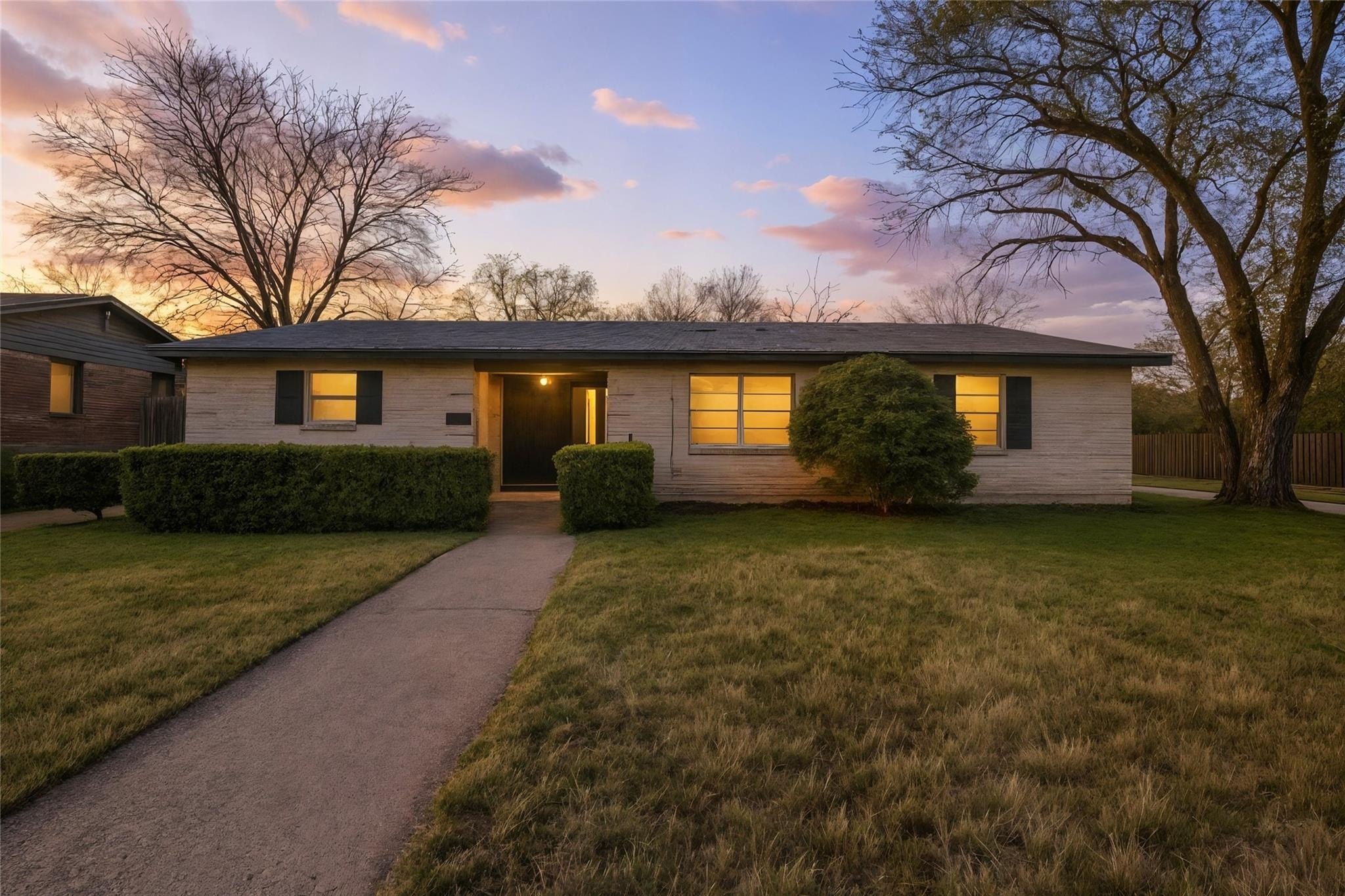 4 bed, 2 bath in Dallas