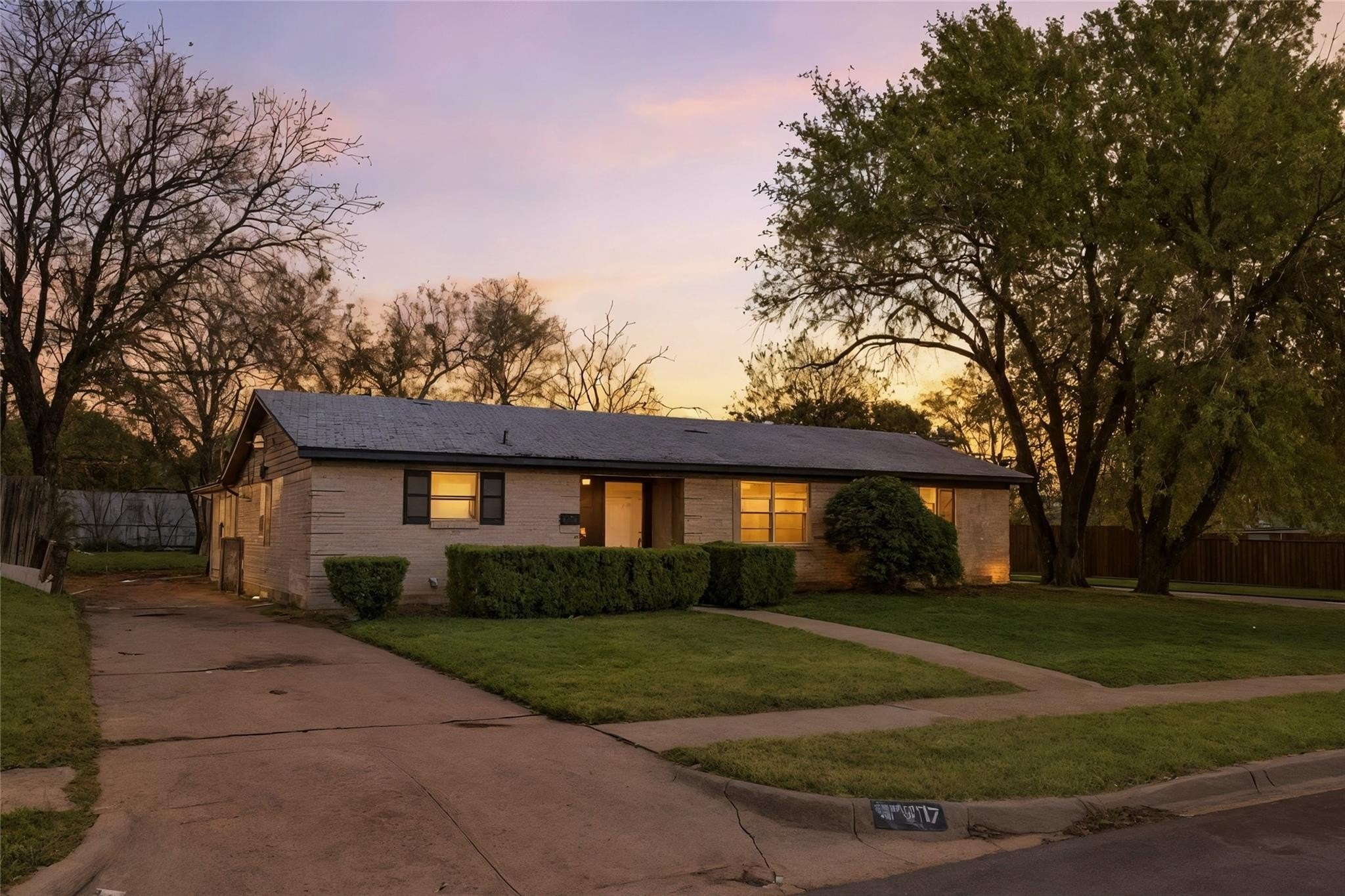 4 bed, 2 bath in Dallas - Photo 2