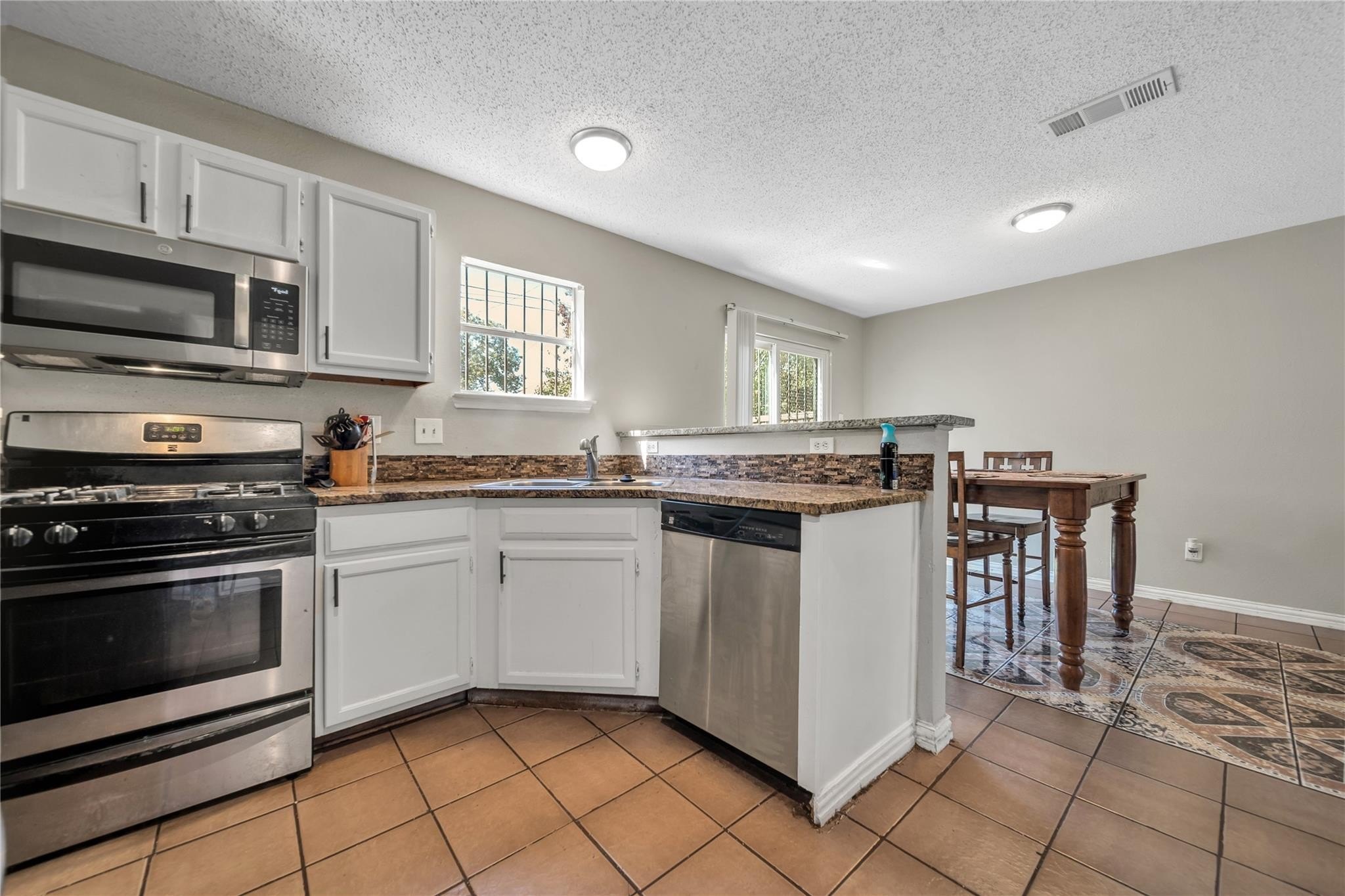 4 bed, 2 bath in Dallas - Photo 2