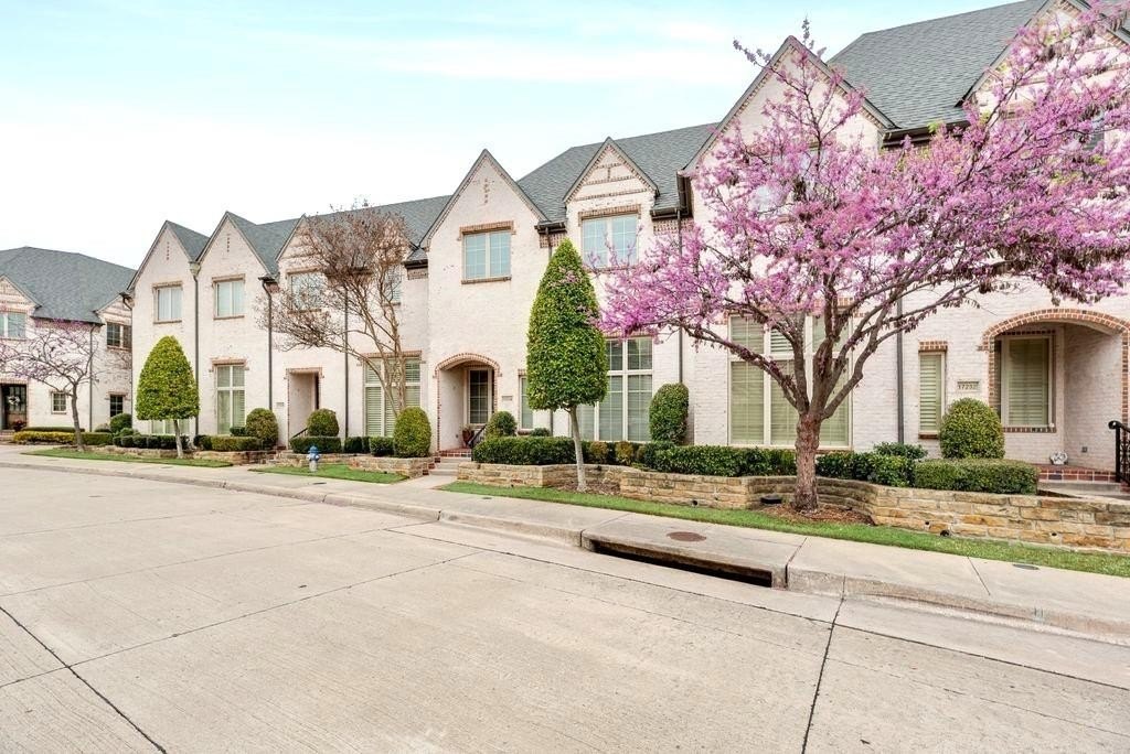 2 bed, 2 bath in Dallas - Photo 2