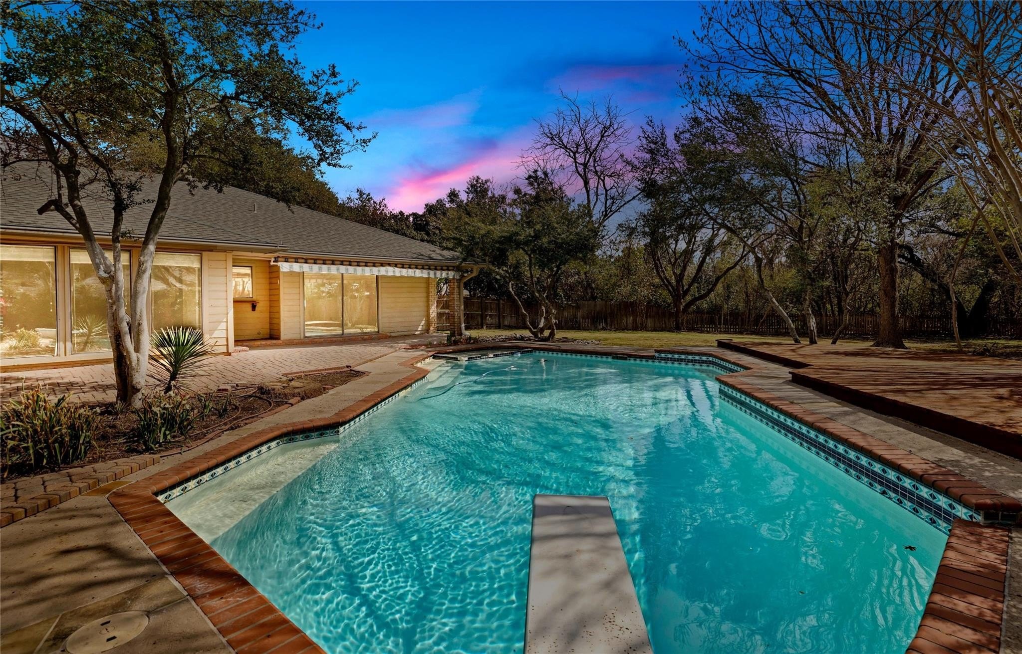 4 bed, 3 bath in Dallas - Photo 2