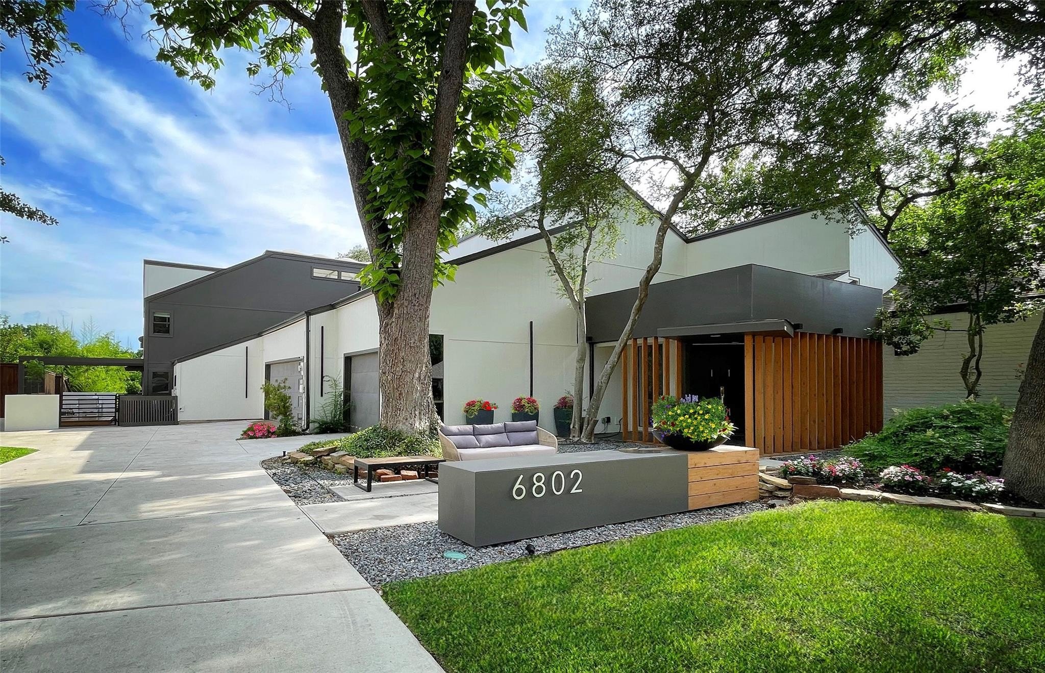 5 bed, 5 bath in Dallas