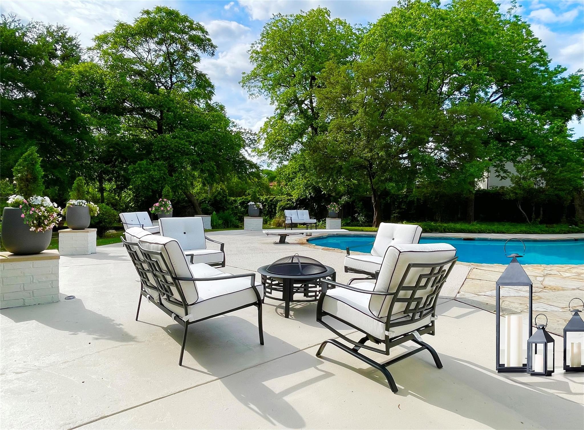 5 bed, 5 bath in Dallas - Photo 2