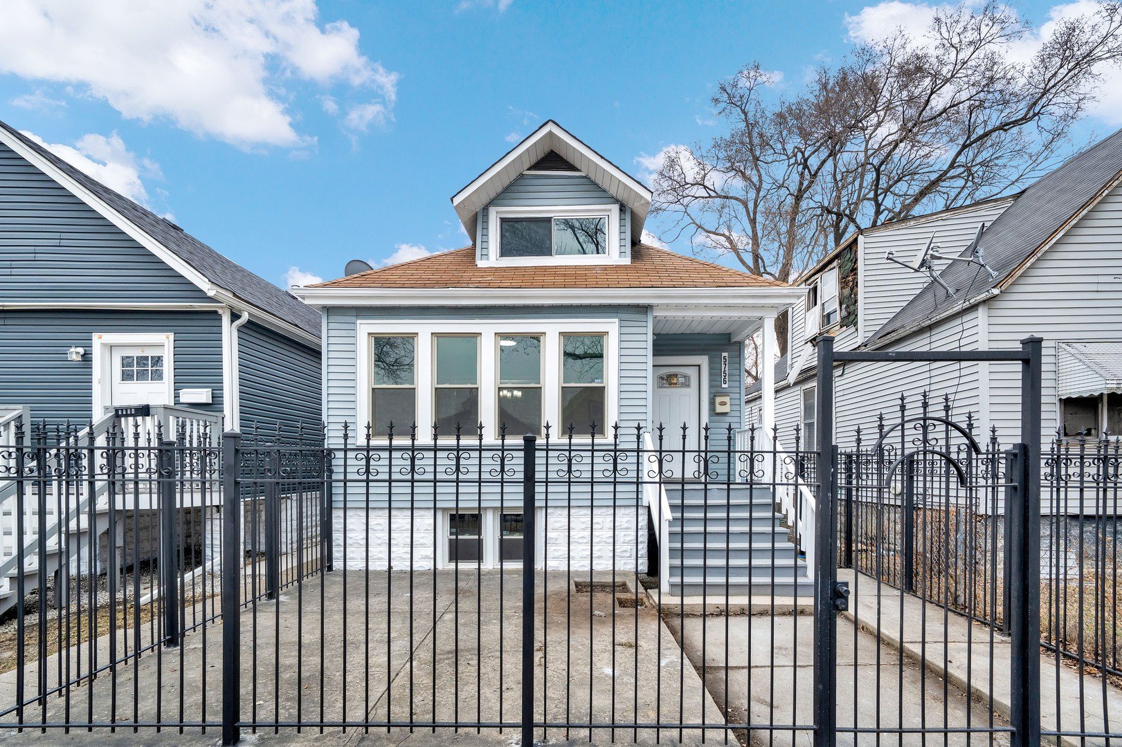 5 bed, 2 bath in Chicago - Photo 2