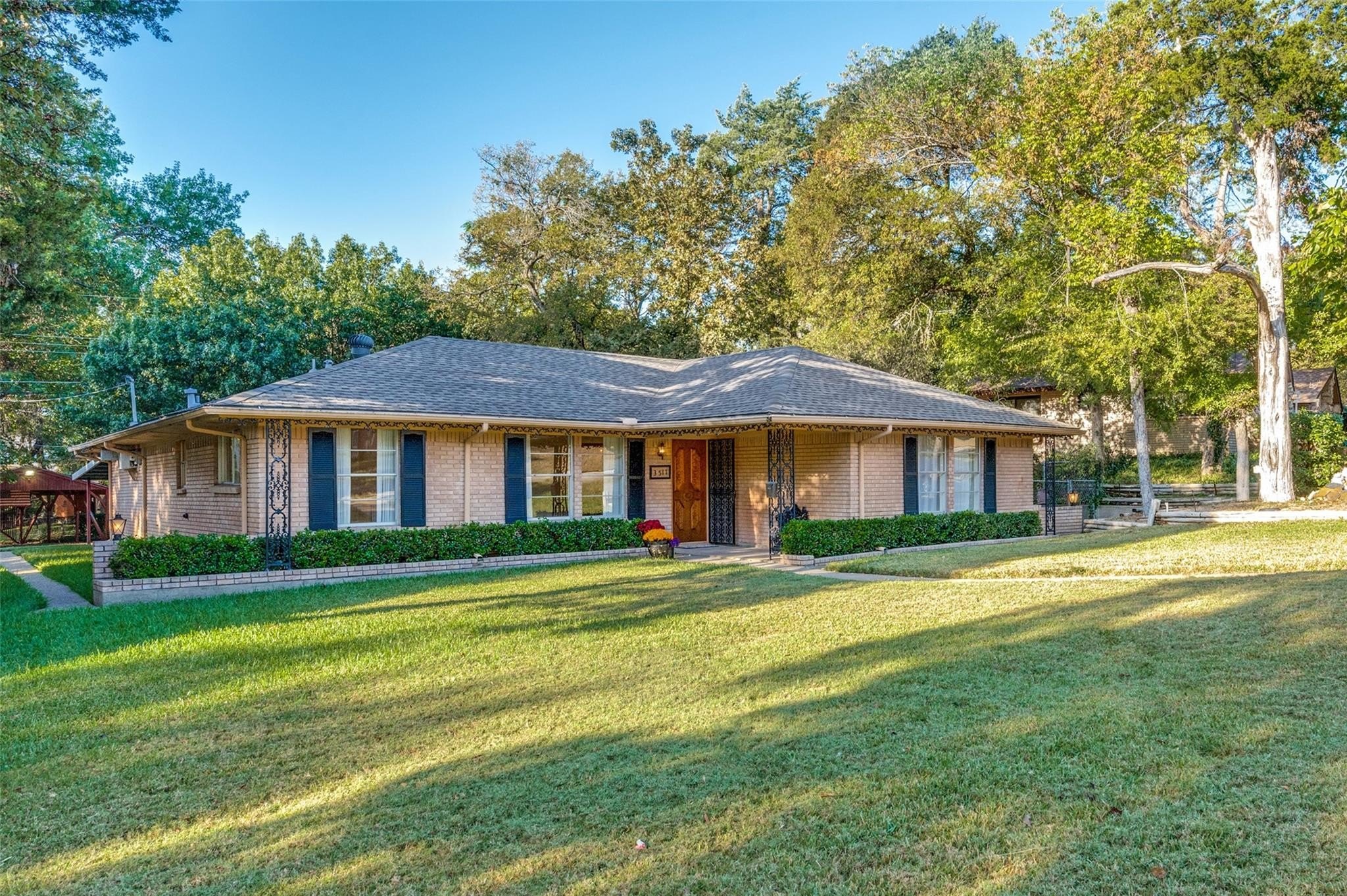 3 bed, 2 bath in Dallas