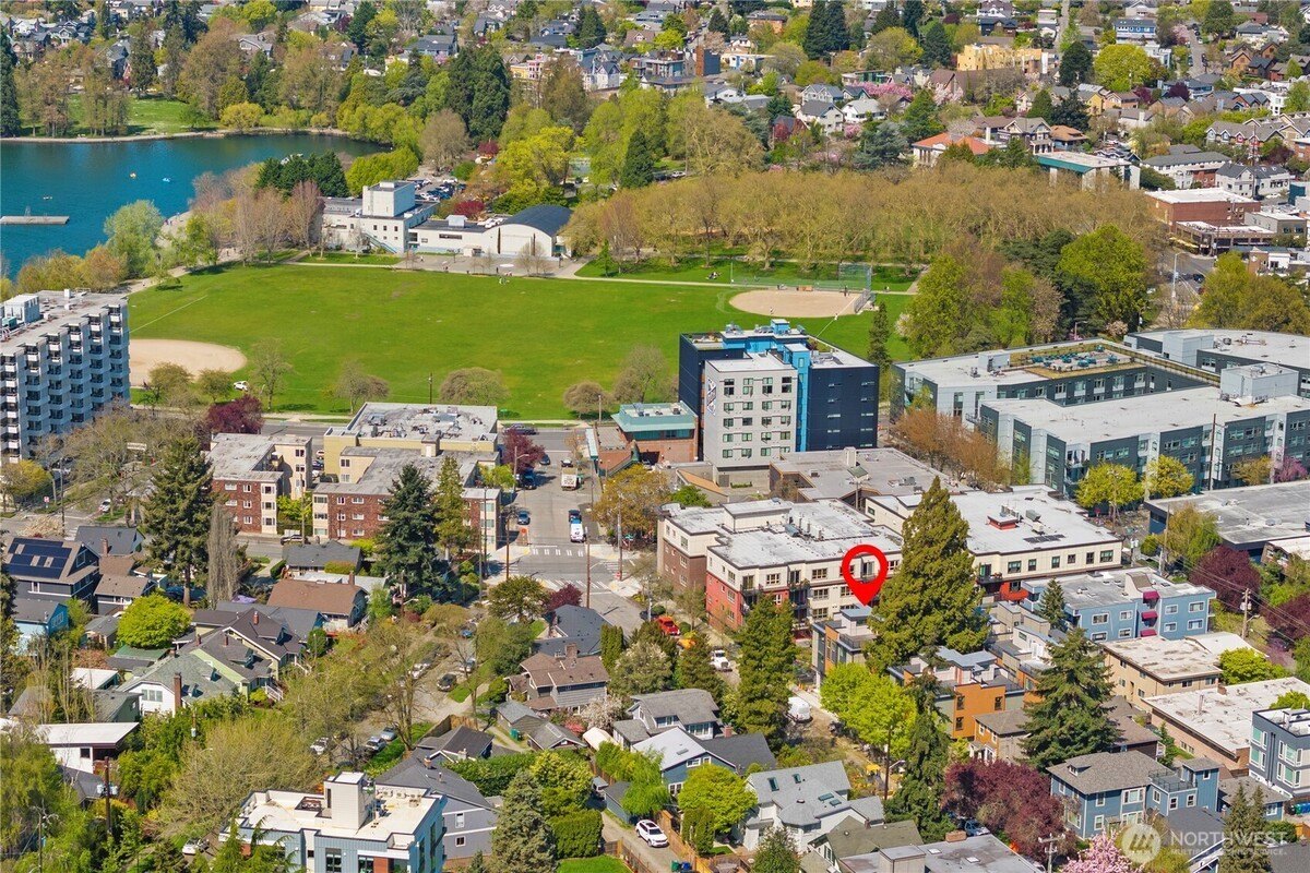 3 bed, 2 bath in Seattle - Photo 2
